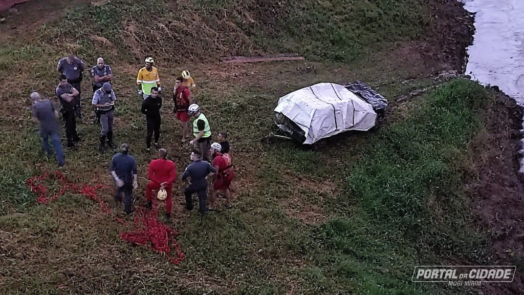 Bombeiros encontram corpo de jovem que caiu carro no Rio Mogi Guaçu