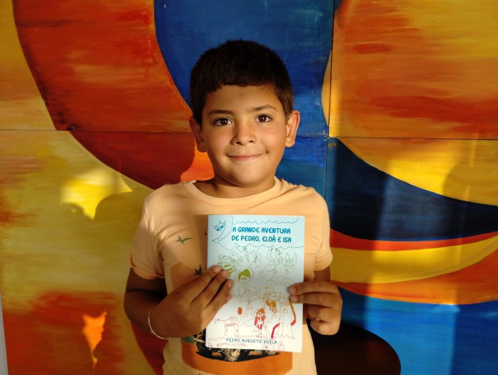 Criança de Alpinópolis desenvolve livro para colorir com renda para o HRC Passos - Foto: divulgação