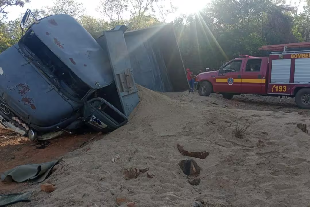 Caminhão caçamba estava carregado de areia e tombou em uma descida — Foto: CBMG / Divulgação