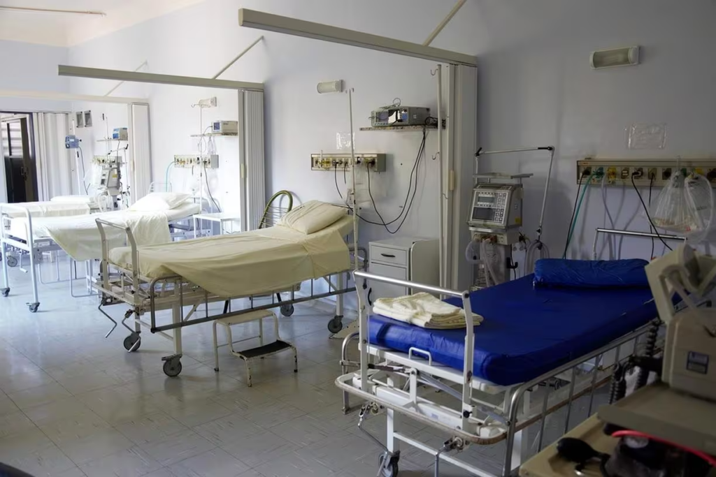 Homem vai parar no hospital após inserir cinco celulares no ânus em MG - Foto: reprodução