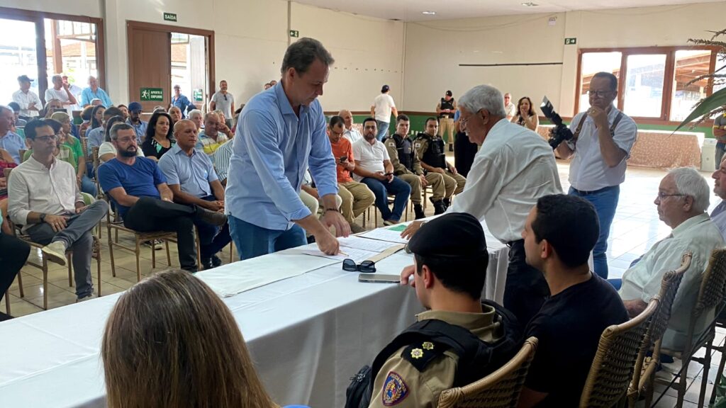 Elder Maia dos Reis é empossado presidente do SinRural de Passos - Foto: Nádia Bìcego