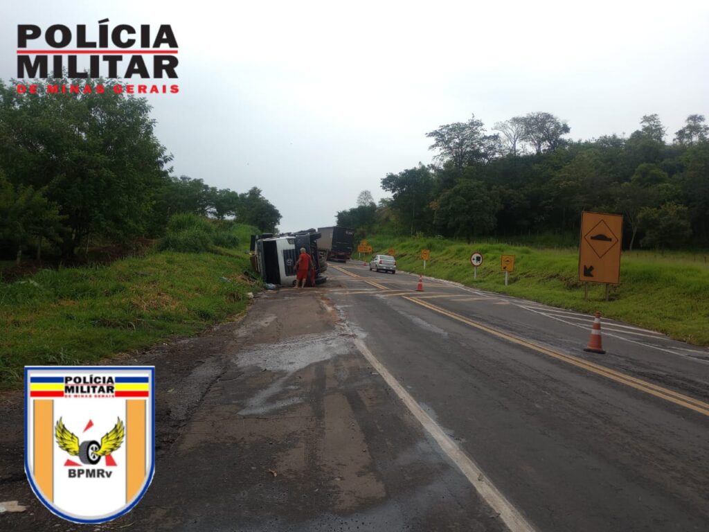 Caminhão perde freio e tomba após condutor jogar o veículo para o acostamento, em Itaú de Minas - Foto: divulgação/Polícia Militar