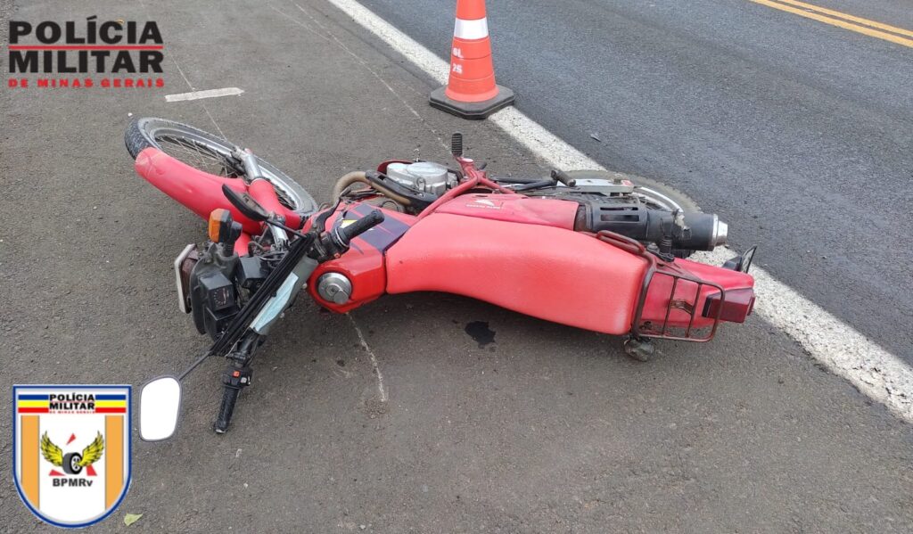 Motociclista morre após perder controle da moto e cair no acostamento da MG-050, em Passos — Foto: PMRv 
