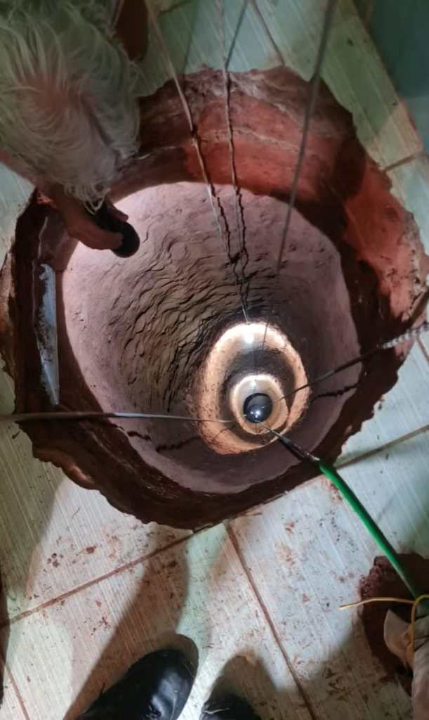Após sonhar com tesouro enterrado, idoso cava buraco de 40 metros dentro de casa, escorrega e morre em MG - Foto: divulgação/Corpo de Bombeiros