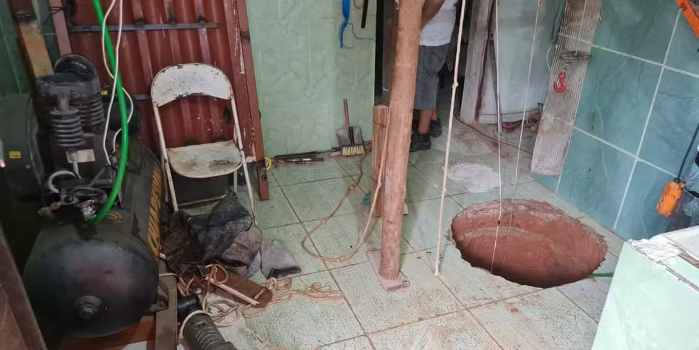 Após sonhar com tesouro enterrado, idoso cava buraco de 40 metros dentro de casa, escorrega e morre em MG - Foto: divulgação/Corpo de Bombeiros