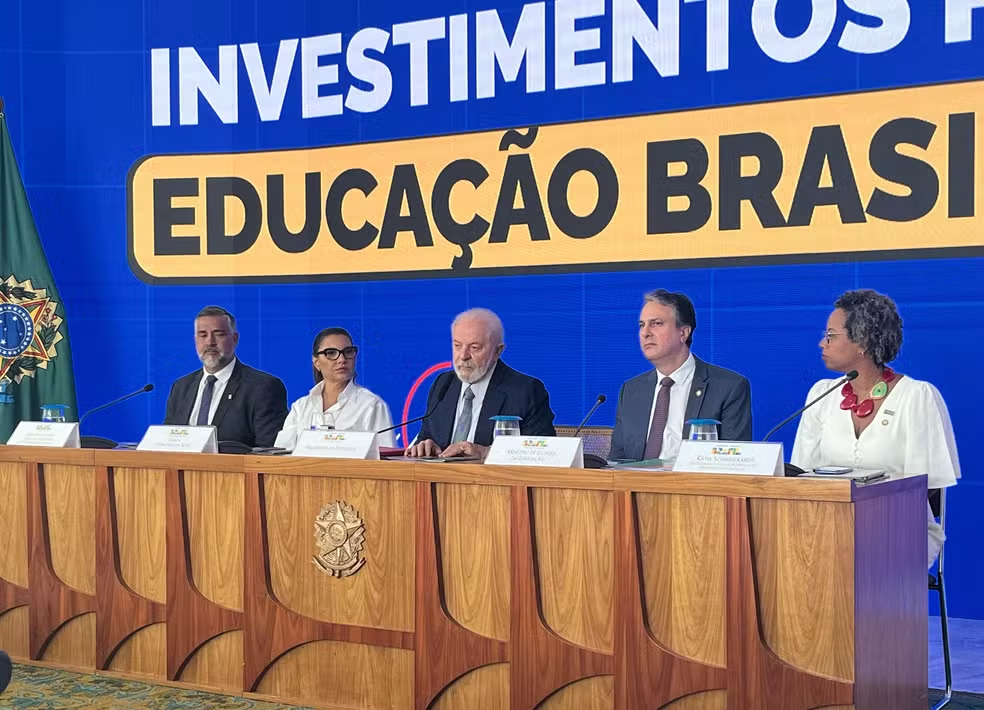 Lula e o ministro Camilo Santana (à direita do presidente) apresentam políticas na área de educação — Foto: Luiza Tenente