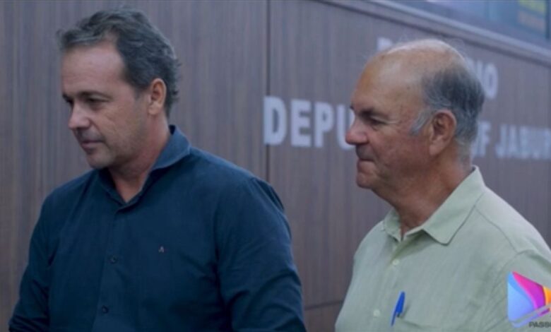Presidente do SinRural Elder Maia (à esq.) e tesoureiro Paulo Pedroso participaram da audiência pública que confirmou a destinação dos recursos às estradas rurais - Foto: TV Passos