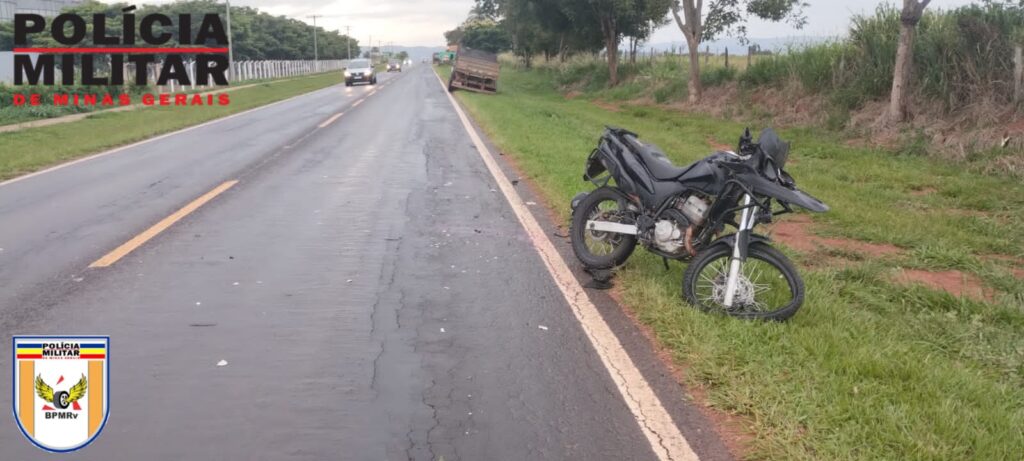 Motociclista fica em estado grave ao colidir com caminhão em São João Batista do Glória - Foto: PMRv