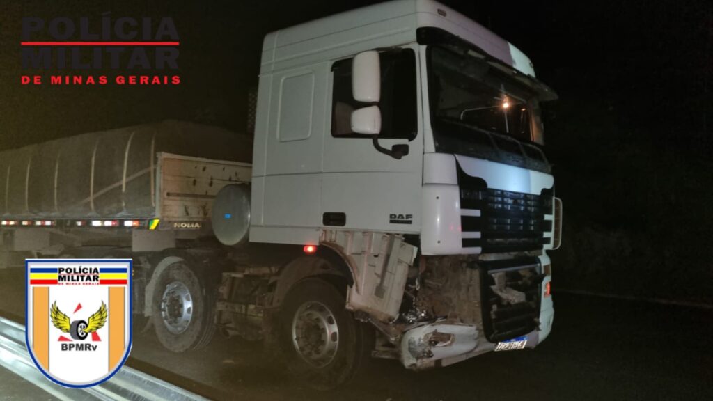 Acidente com caminhão e carro é registrado na MG-050 em Capitólio - Foto: PMRv