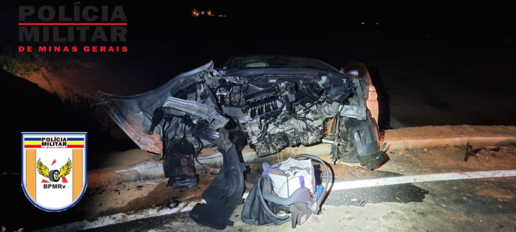 Acidente com caminhão e carro é registrado na MG-050 em Capitólio - Foto: PMRv