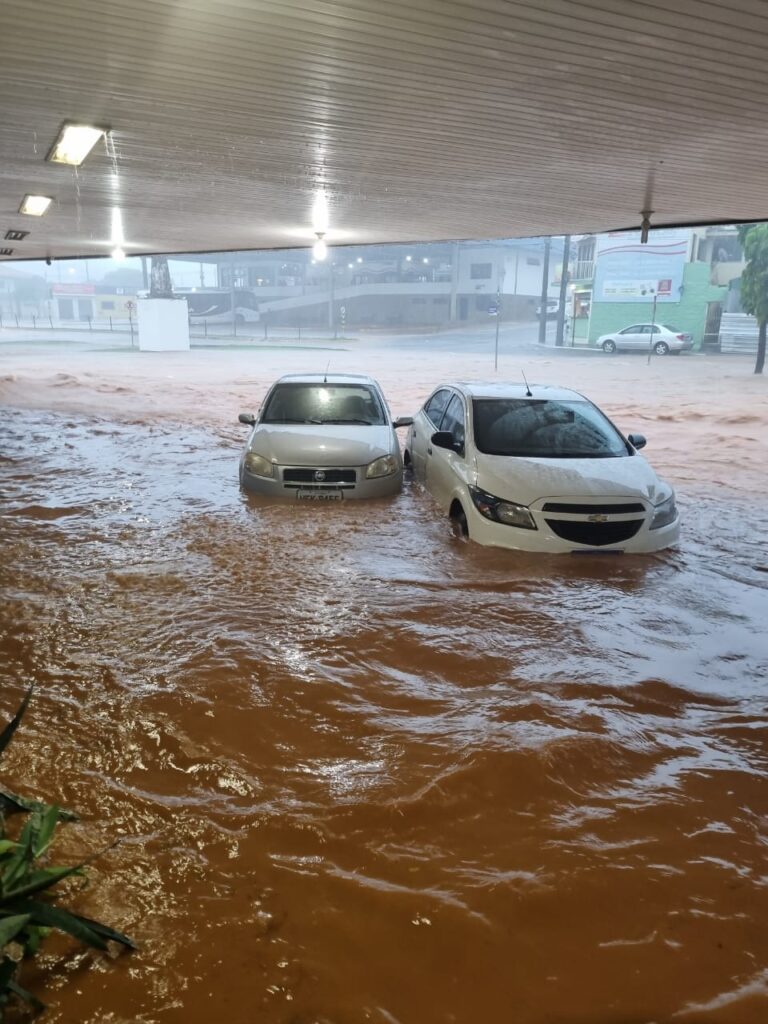 Ruas e comércios de Cássia ficam alagados após forte chuva - Foto: Reprodução/Jornal Folha Regional 