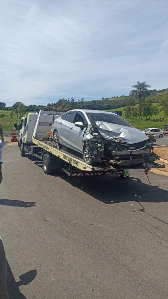 Carreta e Cruze envolvem em acidente na MG-050 em Capitólio - Foto: Jornal Folha Regional 