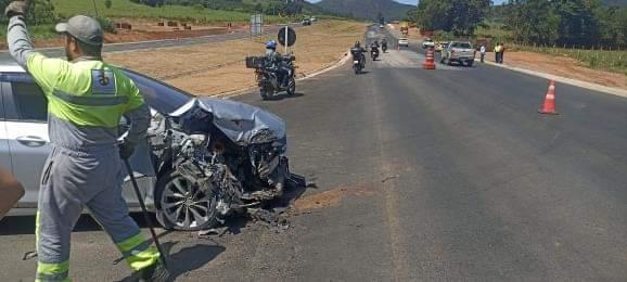 Carreta e Cruze envolvem em acidente na MG-050 em Capitólio - Foto: Jornal Folha Regional 