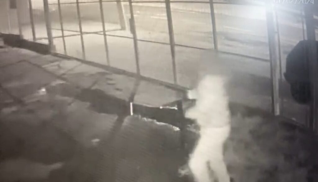 Polícia Civil começa a investigar caso de homens que invadiram e atearam fogo em distribuidora de gás em Passos - Foto: Reprodução
