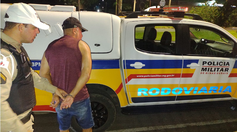 PMRv prende foragido da Justiça durante operação na MGC-265, em São Sebastião do Paraíso - Foto: divulgação/PMRv