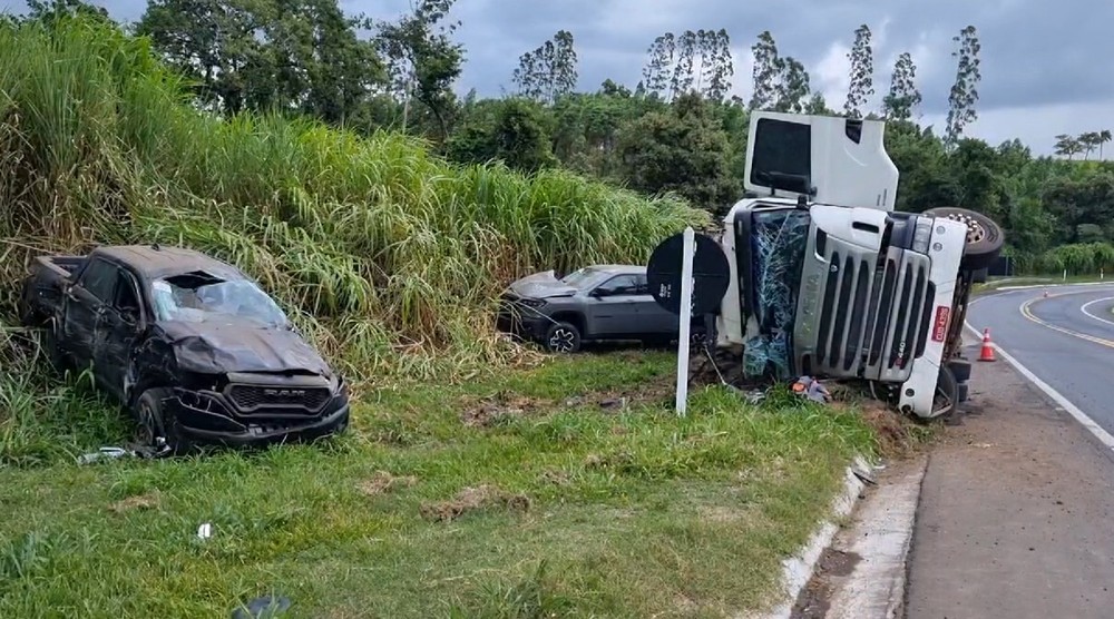 Cegonheira que transportava veículos avaliados em R$ 2 milhões tomba na MG-050 — Foto: Hélder Almeida