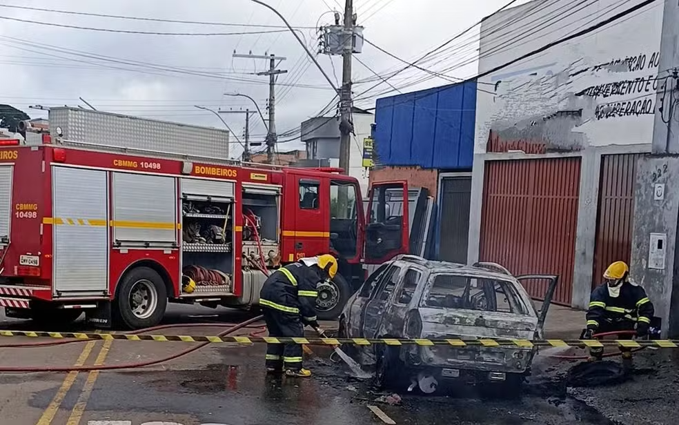 Carro estacionado pega fogo em São Sebastião do Paraíso; suspeita é de incêndio criminoso — Foto: Corpo de Bombeiros