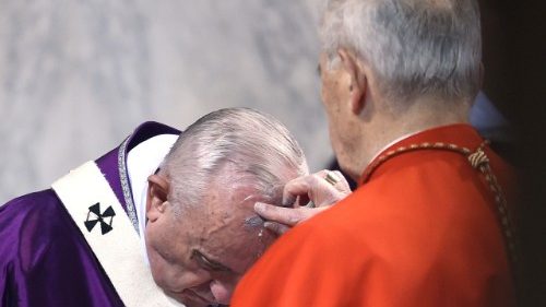 Cardeal Jozef Tomko impõe as cinzas com o sinal da cruz na testa do Papa Francisco. (Photo AFP/Filippo Monteforte)  (AFP or licensors)