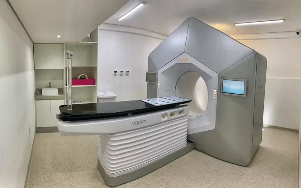 Hospital Bom Pastor inaugura novo Acelerador Linear que reduz tempo de tratamento para pacientes com câncer em Varginha — Foto: Prefeitura de Varginha