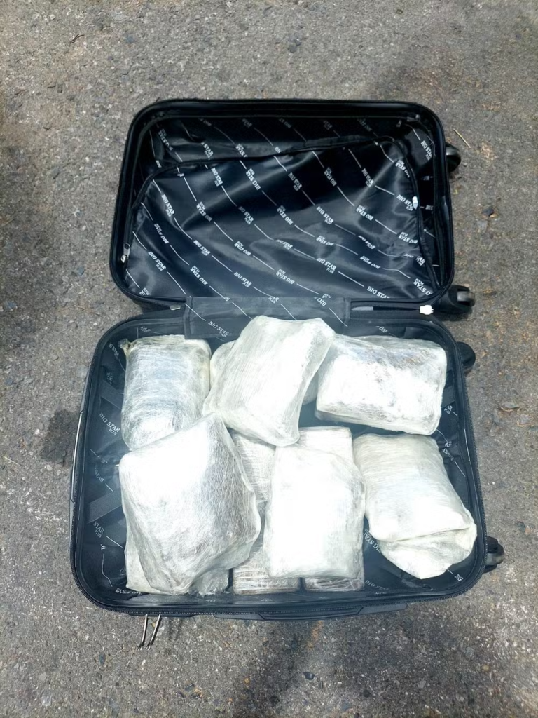 Drogas encontradas dentro de mala na MG-050, em Formiga — Foto: Polícia Militar Rodoviária/Divulgação