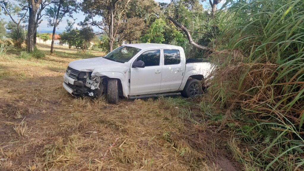 Empresária perde controle direcional e sofre acidente no bairro Furnas em São José da Barra - Foto: Jornal Folha