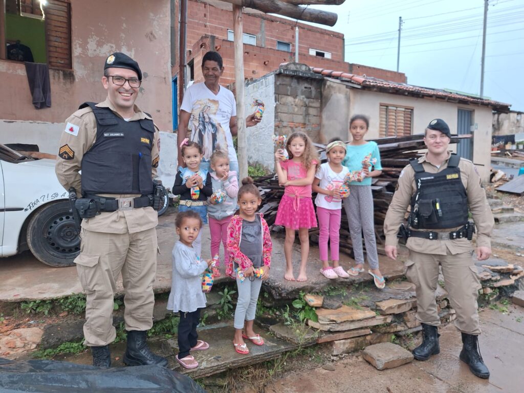 Polícia Militar entrega ovos de Páscoa para crianças carentes em Alpinópolis - Foto: PMMG