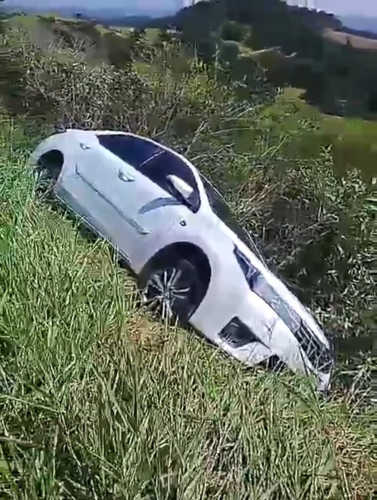 Motorista perde controle do veículo e vai parar em cerca às margens da pista entre São José da Barra e bairro Cachoeira da Lage - Foto: Reprodução/Jornal Folha Regional