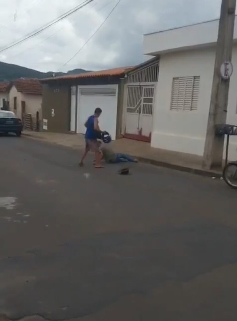 Homem é agredido com capacete em Alpinópolis - Foto: Reprodução/Redes sociais 