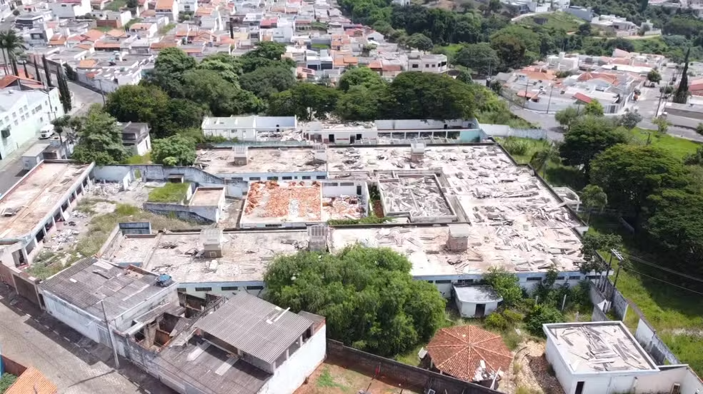 Abandono de prédio de hospital psiquiátrico preocupa por possíveis focos de dengue em Passos — Foto: Fabiano Minatto