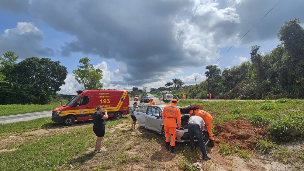 Carro com prefeito de São Pedro da União se envolve em acidente na MG-050 - Foto: Corpo de Bombeiros 