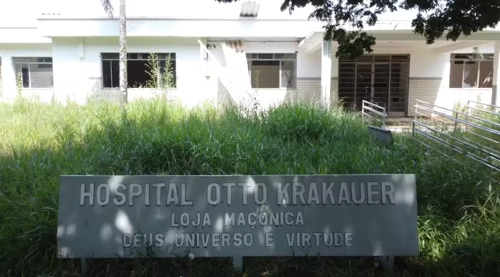 Abandono de prédio de hospital psiquiátrico preocupa por possíveis focos de dengue em Passos — Foto: Fabiano Minatto