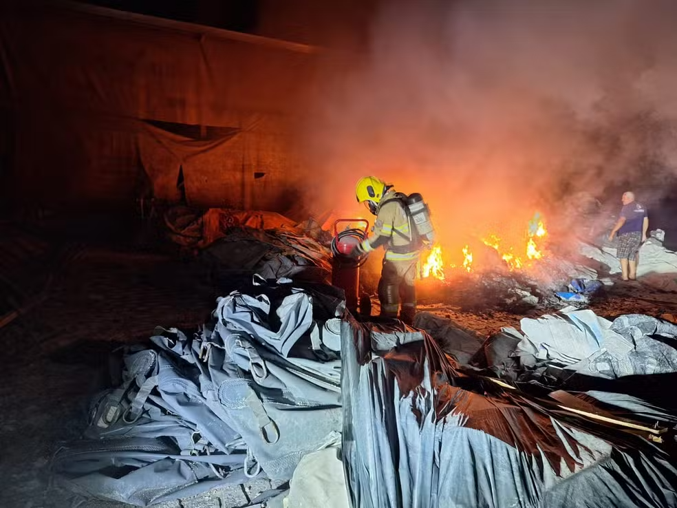 Sacos de PVC com cal virgem pegam fogo em pátio de empresa em Arcos - Foto: divulgação/Corpo de Bombeiros