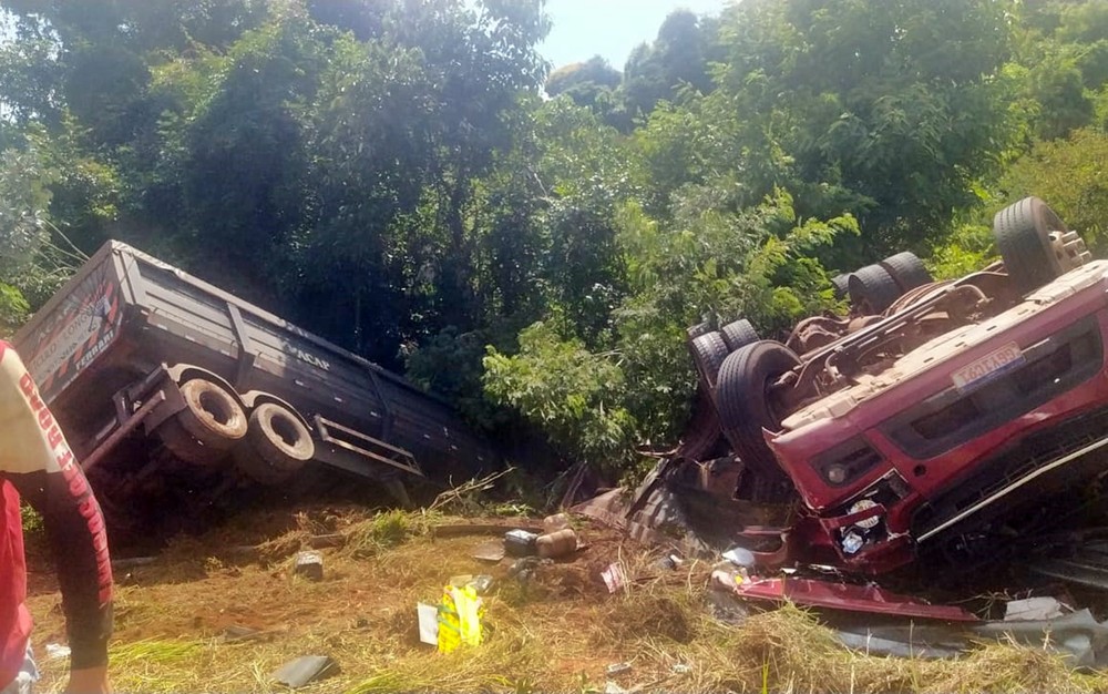 Motorista de carreta morre após capotar próximo à 'Ponte Torta', em Carmo do Rio Claro - Foto: PMRv