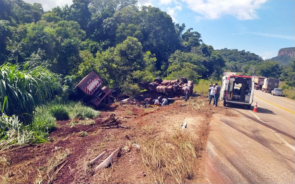 Motorista de carreta morre após capotar próximo à 'Ponte Torta', em Carmo do Rio Claro - Foto: PMRv