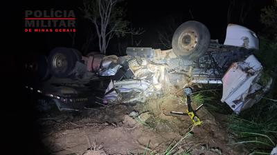 Motorista morre após carreta tombar em barranco na MG-050, em Capitólio - Foto: divulgação/Polícia Militar