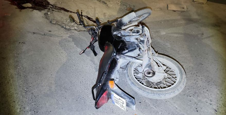 Motociclista morre após cair em acostamento e ser atropelado por carreta em Arcos - Foto: divulgação/PMRv
