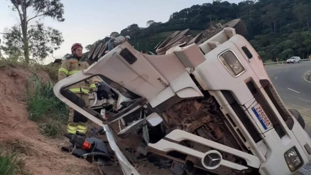 Motorista fica ferido após carreta tombar entre São Pedro da União e Guaxupé - Foto: divulgação/Corpo de Bombeiros