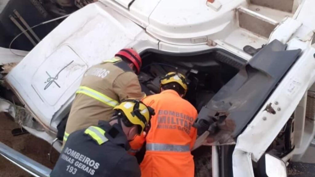 Motorista fica ferido após carreta tombar entre São Pedro da União e Guaxupé - Foto: divulgação/Corpo de Bombeiros