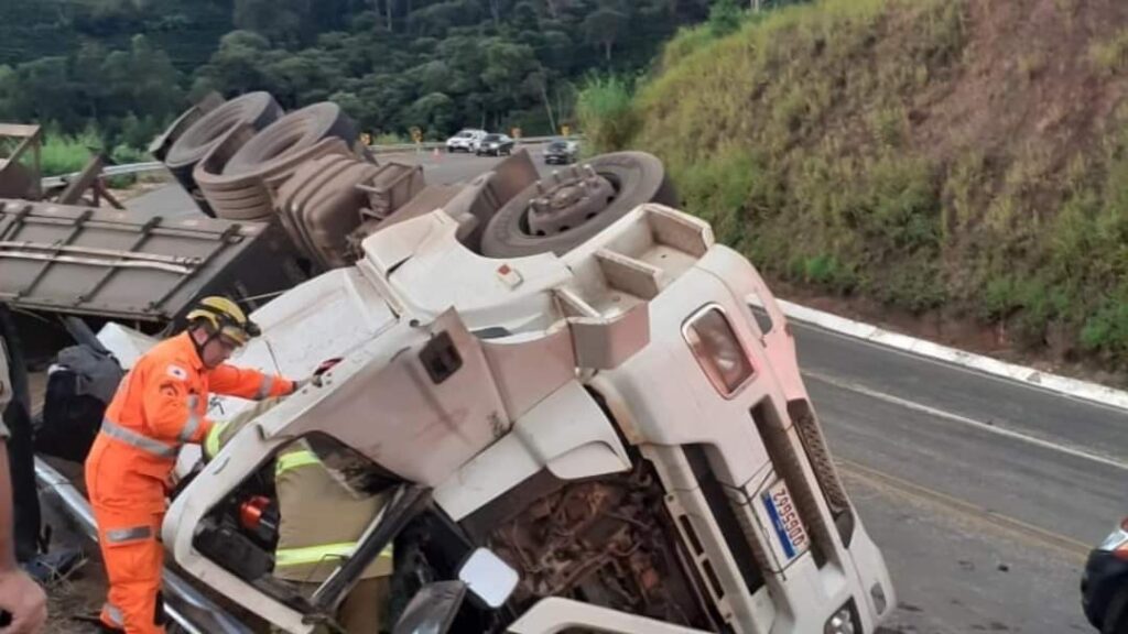 Motorista fica ferido após carreta tombar entre São Pedro da União e Guaxupé - Foto: divulgação/Corpo de Bombeiros