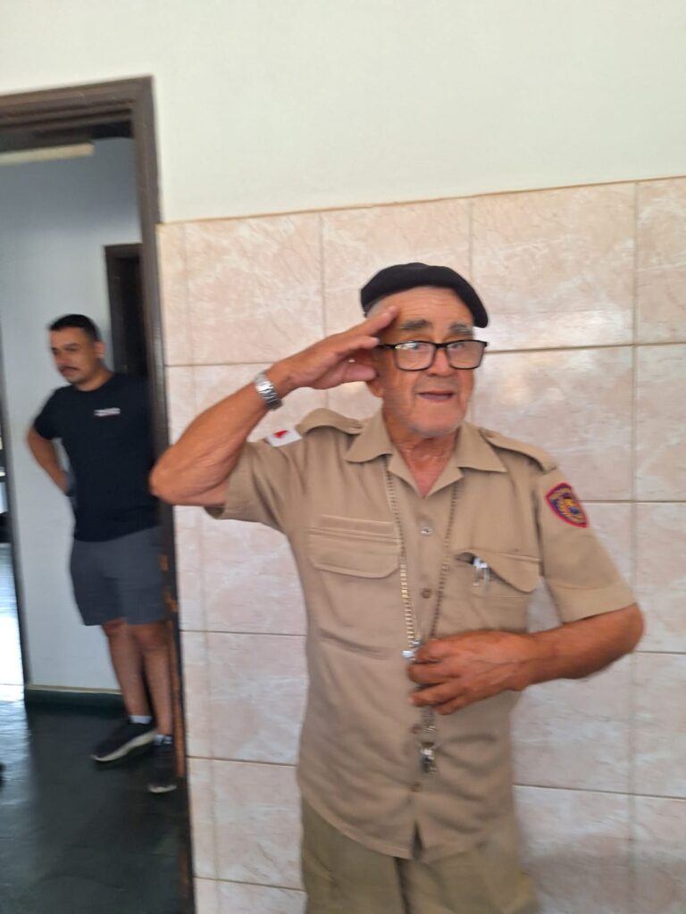Polícia Militar homenageia idoso do Lar São Vicente em Alpinópolis - Foto: divulgação/Polícia Militar