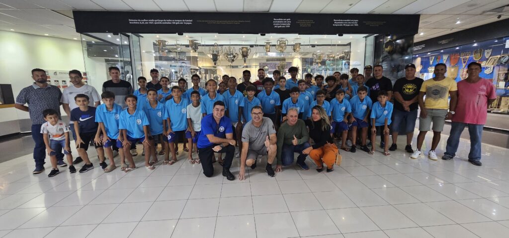 Jovens atletas do Itaú Atlético Clube têm experiência enriquecedora em visita ao Santos Futebol Clube - Foto: divulgação