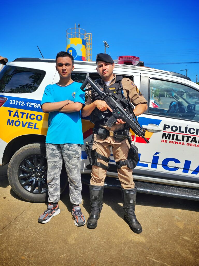 Jovem Guilherme ao lado do Sgt. Saulo - Foto: PMMG