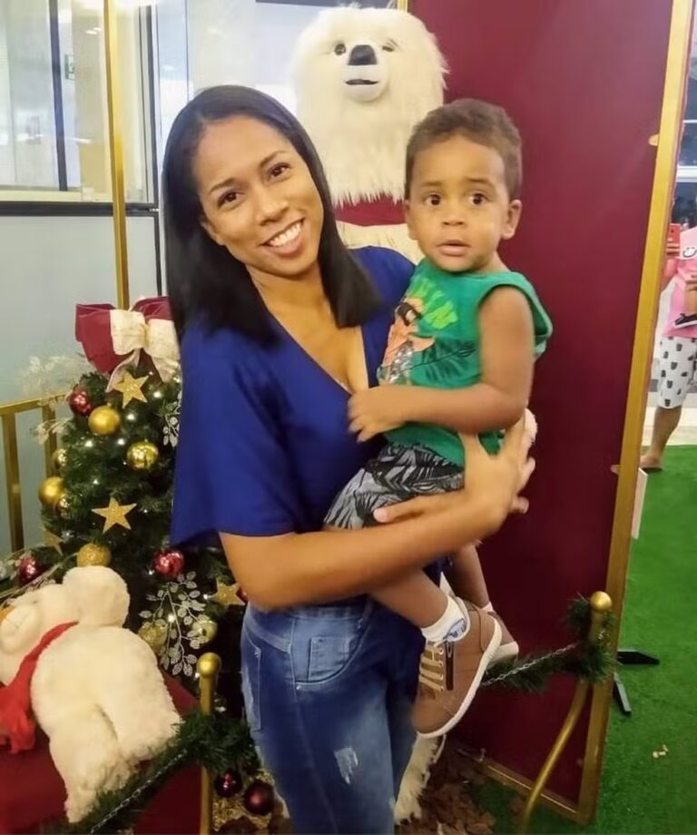 Mãe tenta salvar filho de choque e os dois morrem eletrocutados - Foto: redes sociais