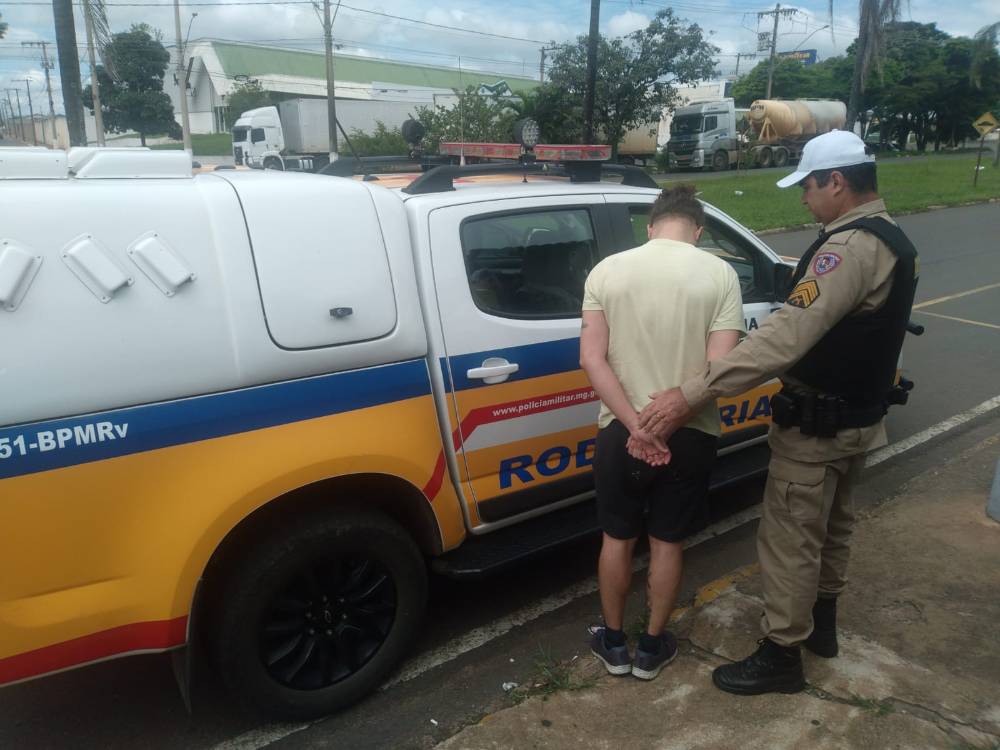 Turista é preso pela PMRv com potes de maconha em São Sebastião do Paraíso - Foto: divulgação/Polícia Militar