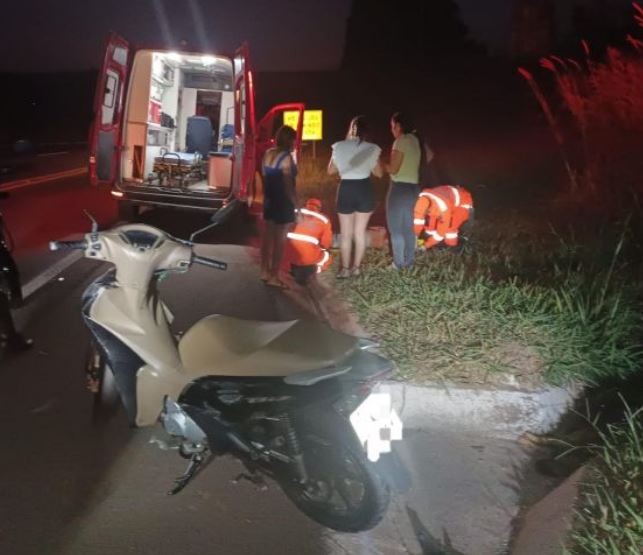 Homem fica ferido após colidir motocicleta com animal na MG-050, em Formiga - Foto: divulgação/Corpo de Bombeiros