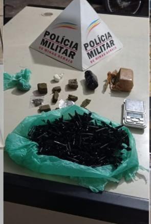 PM prende casal por tráfico de drogas durante ocorrência de violência doméstica em Passos - Foto: divulgação/Polícia Militar