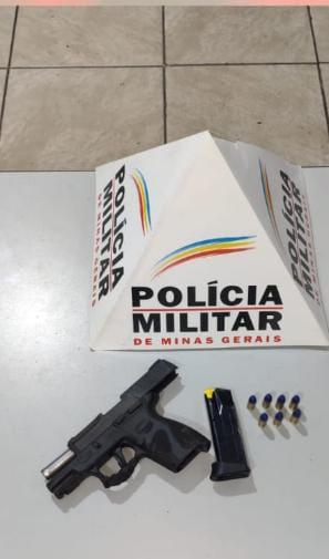 Indivíduos são presos por posse ilegal de arma de fogo e apreende munições durante evento em Passos - Foto: divulgação/Polícia Militar