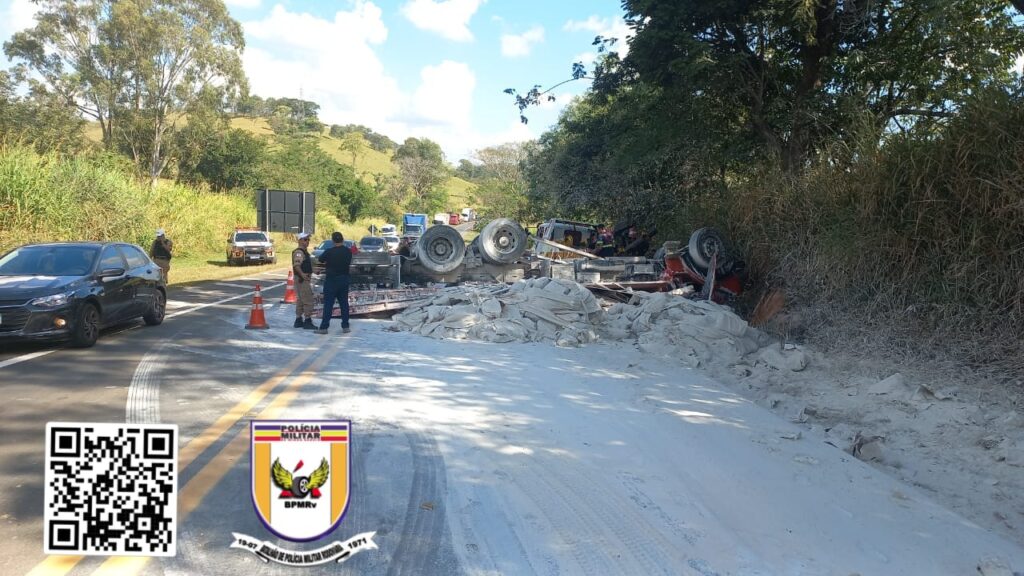 Jovem de 22 anos fica ferido após caminhão tombar entre Itaú de Minas e São Sebastião do Paraíso - Foto: PMRv