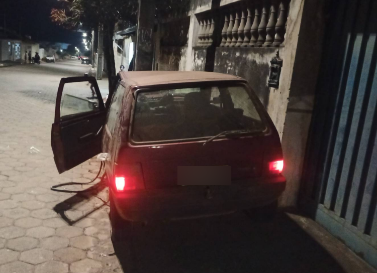 Indivíduos colidem veículo furtado em Alpinópolis contra poste de iluminação em Passos - Foto: divulgação/Polícia Militar
