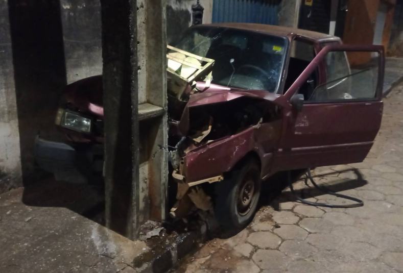 Indivíduos colidem veículo furtado em Alpinópolis contra poste de iluminação em Passos - Foto: divulgação/Polícia Militar
